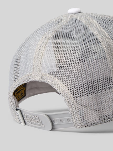 Produktfoto, Trucker Cap mit Logo-Patch von Von Dutch mit grauem Mesh, Snap-Back-Verschluss und gebogenem Visor, Rückansicht.