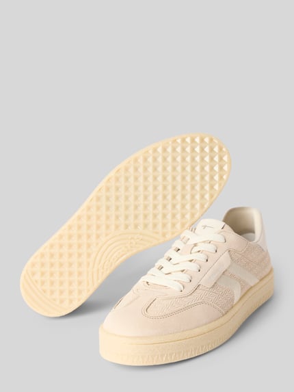 Produktfoto, Low Top Sneaker aus Rindsleder-Textile-Mix von Tamaris in beige, unifarbene Optik, runde Schuhspitze, flache Sohle, strukturierte Außensohle, Velours- und Glattleder, Label-Prägung, Effektgarn, Schnürung, Damen Sneaker
