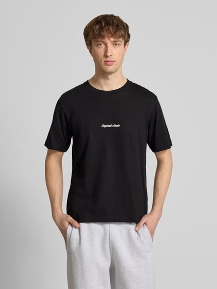 Männermodel trägt T-Shirt mit Label-Stitching Modell 'NORREBRO' von Jack & Jones, schwarze Baumwolle, Regular Fit, Nahaufnahme Oberkörper.