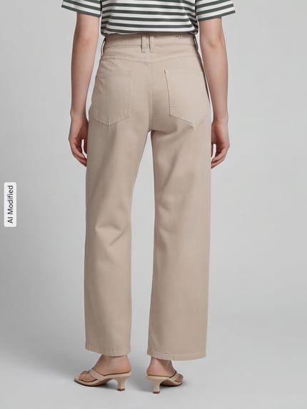 Frauenmodel trägt Regular Fit Barrel Jeans aus Baumwoll-Mix Modell 'ODELE' von CAMBIO in Beige, Baumwollstruktur, Ganzkörperansicht Rückansicht, Damen Barrel Jeans von CAMBIO