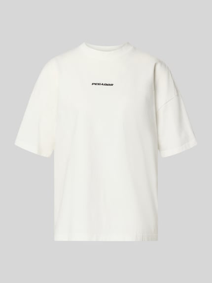 Produktfoto, Oversized Fit T-Shirt mit Label-Stitching Modell 'BRACY' von Pegador, biała bawełna, dekolt okrągły, długość tyłu 61 cm w rozmiarze S