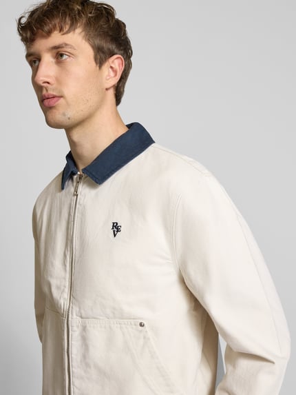 Männermodel trägt Regular Fit Übergangsjacke in Denim-Optik von REVIEW, Reine Baumwolle, Umlegekragen, Reißverschluss, Nahaufnahme Oberkörper.