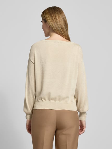 Frauenmodel trägt Strickpullover mit Zierknöpfen Modell 'MOBBE' von B.Young, Viskose-Mix, Regular-Fit, U-Boot-Ausschnitt, Ganzkörperansicht Rückansicht.