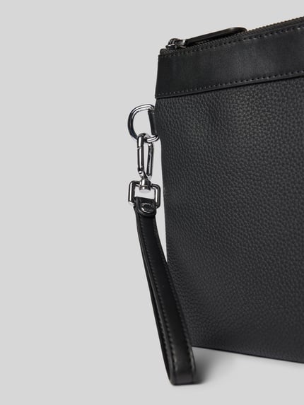 Productfoto, Travel Pouch aus echt leer van Michael Kors met logodetail en structuurpatroon, Hoofdvak met ritssluiting, Heren, Breedte 30 cm, Lengte 19 cm, Diepte 2 cm, bandlengte schouderband 16 cm