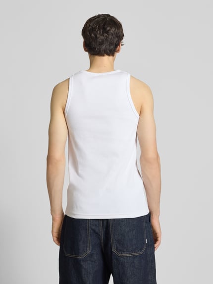 Männermodel trägt Tanktop in Ripp-Optik mit Label-Stitching van BLKVIS, mix van katoen en elastaan, slim fit, ruglengte maat M 63 cm, ganzkörperansicht rückansicht