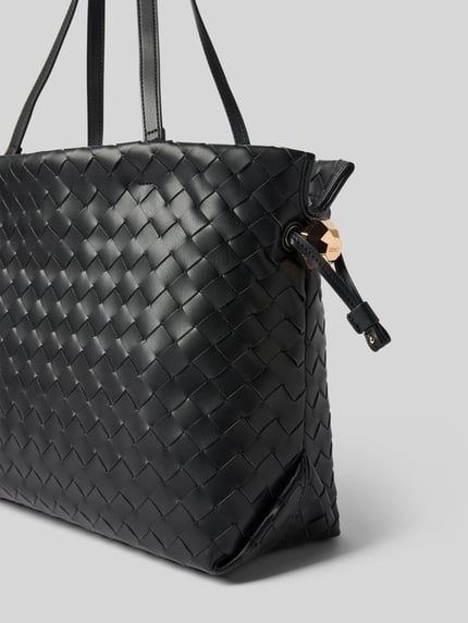Produktfoto, Shoulder Bag in Leder-Optik Modell 'Pochette' von Liu Jo White mit Flechtstruktur, schwarzer Oberfläche, goldfarbenen Details, schmalem Schulterriemen, Hauptfach mit Überschlag und Magnetverschluss, Reißverschluss, Größe 29x20x13 cm, Riemen 60 cm.