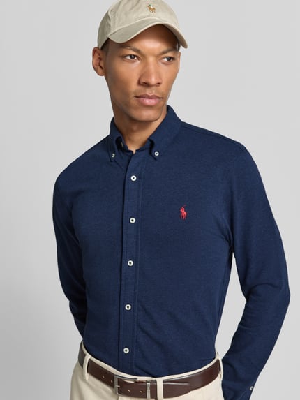 Männermodel trägt Regular Fit Freizeithemd aus reiner Baumwolle von Polo Ralph Lauren in Dunkelblau, sichtbare Knopfleiste, Ganzkörperansicht von vorne. Herren Freizeithemd von Polo Ralph Lauren.