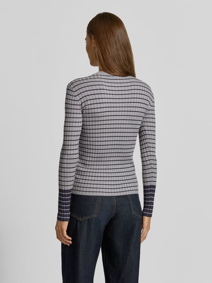 Frauenmodel trägt Skinny Fit Pullover aus Viskose-Mix von Emporio Armani, graues Karomuster, gerippte Optik, Ganzkörperansicht Rückansicht.