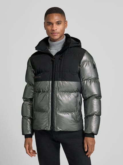 Männermodel trägt Regular Fit Steppjacke mit Stehkragen Modell 'ROYAL FLASH' von Wellensteyn, reflektierende Optik, Vorderansicht, Nahaufnahme Oberkörper.