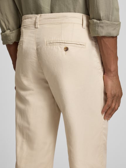 Männermodel trägt Regular Fit Leinenhose aus Baumwoll-Leinen-Mix Modell 'MILES' von SELECTED HOMME, Optik: Unifarben, 5-Pocket-Design, Nahaufnahme Rückansicht.