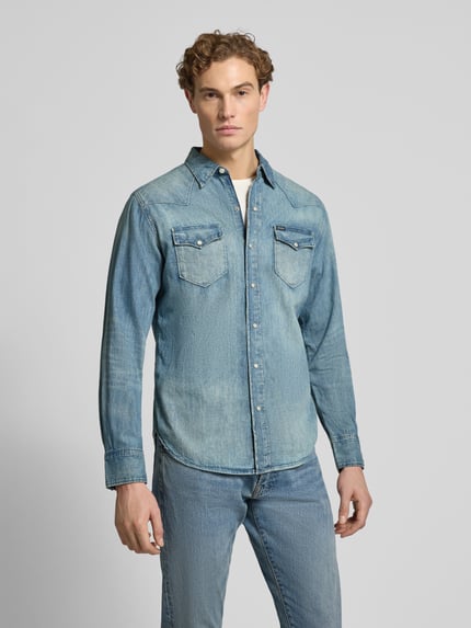 Męski model nosi Freizeithemd in Denim-Optik od Polo Ralph Lauren, bawełna, regular fit, kieszenie, jeansowy wygląd, widok z przodu, całe ciało.