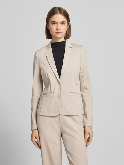 Frauenmodel trägt taillierten, unifarbenen Viskose-Mix Blazer Modell 'POPTRASH' von Only mit Reverskragen, Ganzkörperansicht von vorne.