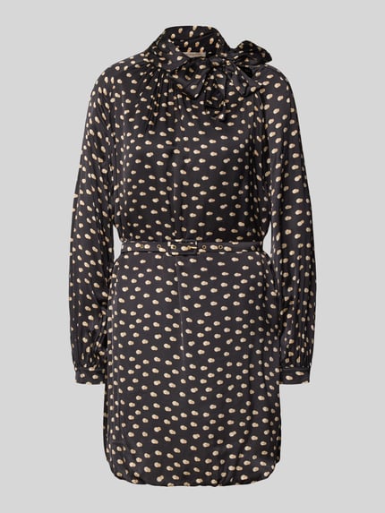 Produktfoto, Cocktailkleid mit Stehkragen von Rinascimento, schwarze Viskose mit beigem Tupfenmuster, taillierter Schnitt, Schleifen-Detail, Taillengürtel mit Dornschließe, Rückenlänge 87 cm, Brustweite 61 cm, Ärmellänge 62 cm, glatte Textur.