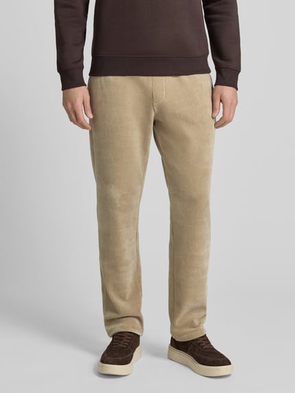 Männermodel trägt Sweatpants mit elastischem Bund von MCNEAL aus Baumwoll-Mix mit Stretch-Anteil, gerader Schnitt, Nahaufnahme Oberkörper.