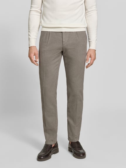 Männermodel trägt Regular Fit Schmale Hose aus Baumwoll-Mix Modell 'Stig Jogger' von Marc O'Polo in Beige und Braun, Ganzkörperansicht von vorne, Herren Schmale Hose von Marc O'Polo