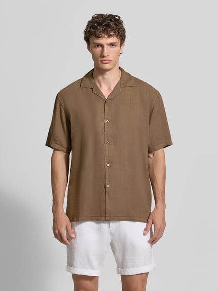 Männermodel trägt Regular Fit Leinenhemd mit Reverskragen von MCNEAL in Braun, reine Leinenstruktur, Knopfleiste, Kurzarm, Ganzkörperansicht von vorne.