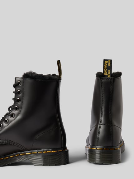 Produktfoto, Boots aus echt leer mit Labeldetail Model 'Serena' von Dr. Martens in zwart met structuurzool, afgeronde punt, vetersluiting, dames, hakhoogte 4 cm, schachthoogte 16 cm, schachtbreedte 9 cm