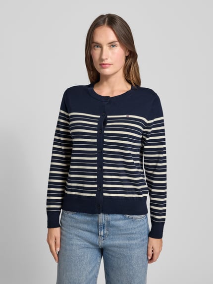 Frauenmodel trägt Regular Fit Strickjacke aus Baumwoll-Mix von Tommy Hilfiger, Optik: Allover-Muster, gestreift, Feinstrick, Logo-Stitching, Rundhals, langarm, gerippter Ärmelabschluss, Ganzkörperansicht von vorne.