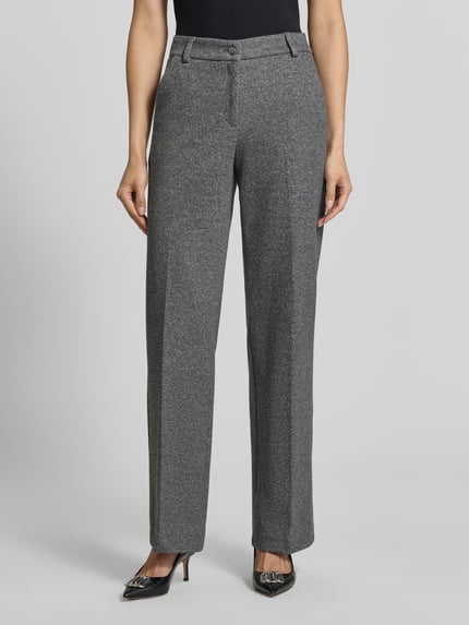 Vrouwenmodel draagt grijze wide leg broek met katoen aandeel model 'MAINE' van Brax, Dames wijdte broek, close-up vooraanzicht.