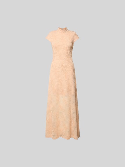 Produktfoto, Maxikleid mit floralen Allover-Details von ROTATE, beżowy kolor, elastyczna mieszanka materiałów, krój slim fit, stójka, krótkie rękawy, długość całkowita 142 cm w rozmiarze 36, szerokość w rozmiarze 36: 38 cm, damska moda