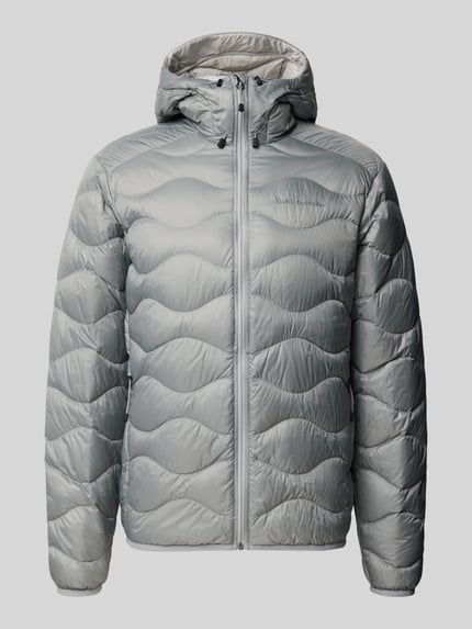 Produktfoto, silbergraue Slim Fit Steppjacke mit Kapuze, Reißverschluss und Taschen, Modell 'Helium' von Peak Performance, glänzende Oberfläche