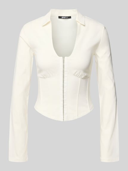 Produktfoto, Slim Fit Bluse aus Viskose-Mix in Korsett-Optik von Gina Tricot, elastische materiaalmix, V-hals, met lange mouwen, haakjessluiting, platte kraag, ruglengte maat 36: 45 cm, mouwlengte maat 36: 62 cm