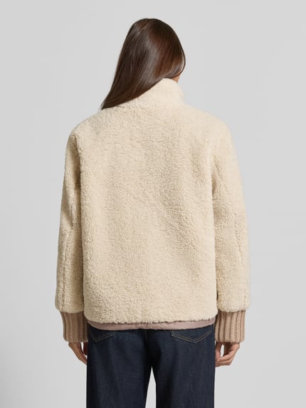 Frauenmodel trägt Jacke aus Teddyfell mit Eingrifftaschen von White Label in Beige, lockerer Schnitt, strukturierte Oberfläche, Ganzkörperansicht Rückansicht. Rückenlänge 60 cm, Schulterbreite 46 cm, Brustweite 58 cm, Ärmellänge 62 cm.