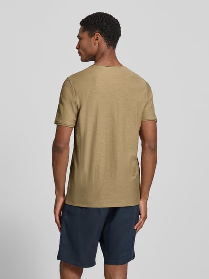 Männermodel trägt T-Shirt mit V-Ausschnitt und Rollsaum von MCNEAL aus Reine Baumwolle Regular-Fit, Rückenlänge 81 cm, Ganzkörperansicht Rückansicht.