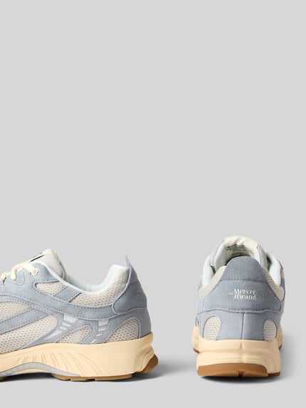 Produktfoto, Sneaker aus Leder-Textil-Mix Modell 'The Re-Run Vintage' von The Mercer, hellgrau-beige mit abgerundeter Spitze und Schnürung, seitliche Mesh-Details, Absatzhöhe 4 cm, Schafthöhe 9 cm, Schaftweite 8 cm, vor neutralem Hintergrund, Rückansicht
