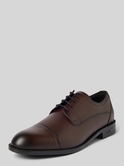 Produktfoto, braune Schnürschuhe aus echtem Leder Modell 'Tayil_Derb' von BOSS, feine Narbung, schwarze Sohle, Herren Schnürschuhe von BOSS
