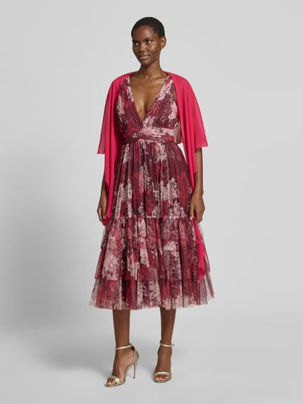 Frauenmodel trägt Relaxed Fit Cocktail-Jacke in semitransparentem Design von Vera Mont in Rot mit Halbarm, V-Ausschnitt, Knopfverschluss, Ganzkörperansicht von vorne.