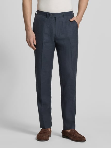 Männermodel trägt Leinenhose mit Gesäßtaschen von Christian Berg Men in Dunkelblau, Reines Leinen, Regular-Fit, Bügelfalten, Ganzkörperansicht von vorne. Bundweite 47 cm, Innenbeinlänge 81 cm bei Größe 50.
