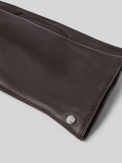 Produktfoto, Handschuhe aus echtem Leder mit Label-Detail von Roeckl, unifarbenes Design, glatte Oberfläche, Detailaufnahme