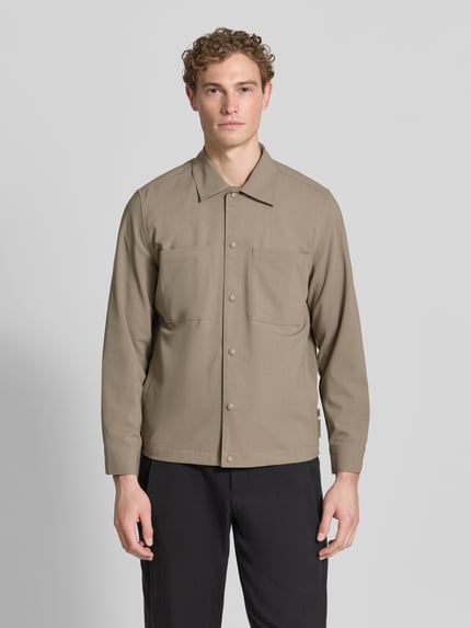 Männermodel trägt Regular Fit Overshirt mit Baumwoll-Anteil - Marc O'Polo × DFB Travel Collection in Unifarbe, Ganzkörperansicht von vorne