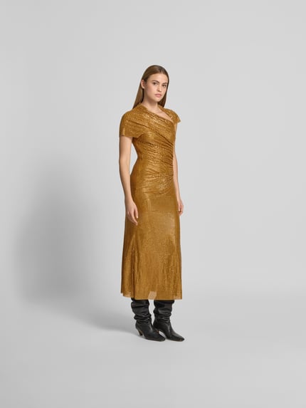 Kobiece modelka nosi długa sukienka 'Maxikleid mit Allover-Ziersteinbesatz' od Self-Portrait, elastyczna mieszanka materiałów, krój slim fit, obszycie z ozdobnym kamieni na całej powierzchni, asymetryczny dekolt, z krótkim rękawem, całkowita długość w rozmiarze S: 140 cm, szerokość klatki piersiowej w rozmiarze S: 40 cm, szerokość w talii w rozmiarze S: 30 cm, złote odcienie, delikatna faktura, widok całej sylwetki z przodu