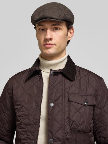 Mannelijk model draagt Regular Fit Steppjacke mit Kontrastkragen Modell 'HORNBY' van Barbour, effen bruin met ruitpatroon, knopen, zakken, kraag, drukknoopsluiting, borstzak, klepzakken, omgeslagen kraag, close-up bovenlichaam.