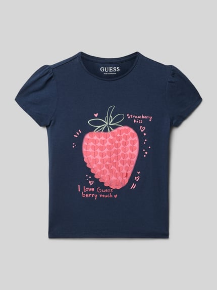 Meisje draagt Regular Fit T-Shirt met Zierbesatz van Guess, donkerblauw, elastisch katoenmix, logo-print, ronde hals, kindermode, detailopname voorkant.