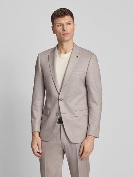Männermodel trägt Regular Fit Anzug mit Reverskragen und Bügelfalte von Roy Robson, Material-Mix, Sakko in Beige, Ganzkörperansicht von vorne.