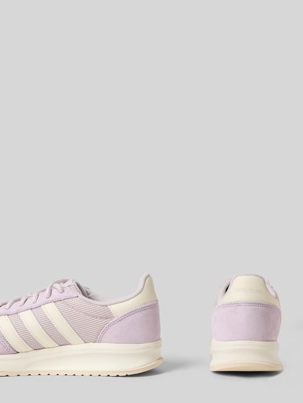 Produktfoto, Sneaker met vetersluiting van adidas Sportswear van leermix in lichtpaars, afgeronde punt, labeldetail, gestructureerde zool, hakhoogte maat 40: 4 cm, schachthoogte: 7 cm, schachtbreedte: 6 cm.