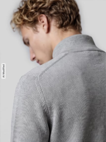 Mannenmodel draagt lichtgrijs gebreid jack, grof gebreide textuur, Regular Fit Strickjacke aus reiner Baumwolle model 'DANE' van Selected Heren, detailopname rug, KI-modificeerd beeld