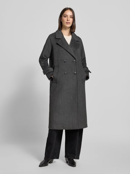 Frauenmodel trägt Mantel mit doppelreihiger Knopfleiste von VERO MODA in melierter, matter Nadelstreifen-Optik, Longline, Vorderansicht Ganzkörperansicht.