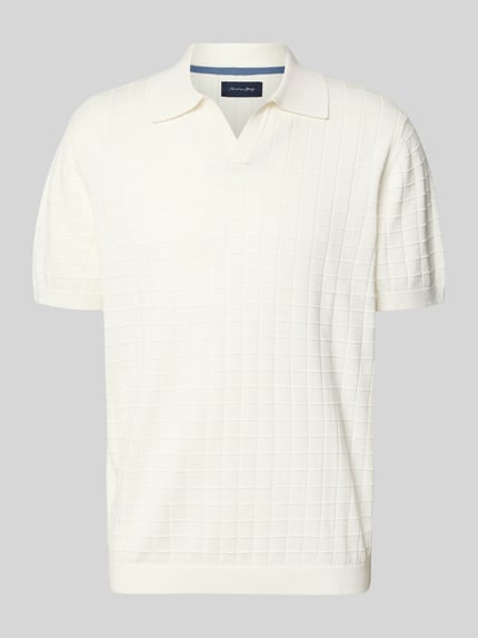 Produktfoto, Regular Fit Poloshirt mit Strukturmuster von Christian Berg Men, biała bawełna, krój regular fit, wzór strukturalny, kołnierzyk polo, dekolt w szpic, długość tyłu w rozmiarze M 69 cm, długość rękawa 27 cm