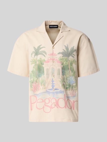 Produktfoto, Relaxed Fit Freizeithemd mit Leinen-Anteil Modell 'Toledo' von PEGADOR, Motiv-Print, Beige mit bunten Farben, Kurzärmelig, Reverskragen, Logo-Print, aus Leinen-Baumwoll-Mix.