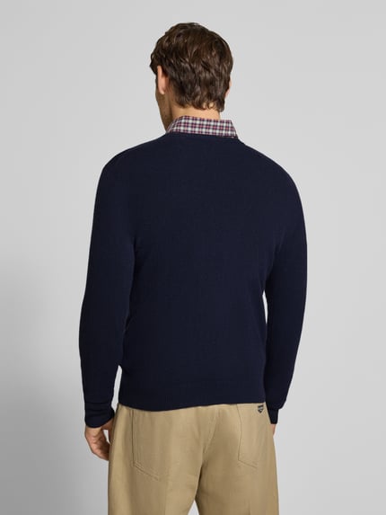 Männermodel trägt Kaschmirpullover mit gerippten Abschlüssen von Christian Berg Men in Dunkelblau, reines Kaschmir, gerader Schnitt, Ganzkörperansicht Rückansicht
