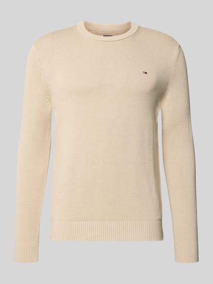 Produktfoto, Regular Fit Strickpullover aus reiner Baumwolle van Tommy Jeans in effen beige, lange mouwen, geribde boorden, katoen textuur.
