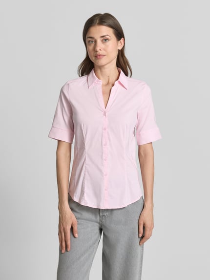 Frauenmodel trägt Hemdbluse im Halbarm-Design von More & More in Rosa aus Baumwoll-Mix, Tailliert mit Hemdblusenkragen, Knopfleiste, Ganzkörperansicht von vorne. Kontext: Damen Hemdbluse, Rückenlänge 65 cm, Ärmellänge 28 cm, Größe 36.