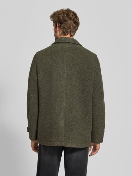 Männermodel trägt Jacke mit Reverskragen und Ärmelriegeln von MCNEAL, mieszanka materiałów z dodatkiem wełny, krój regular fit, dwurzędowy, wpuszczane kieszenie, zapięcie na guzik, długość tyłu w rozmiarze M 77 cm, szerokość ramion w rozmiarze M 44 cm, szerokość w rozmiarze M 51 cm, długość rękawów w rozmiarze M 67 cm, zielony melanż, Ganzkörperansicht Rückansicht