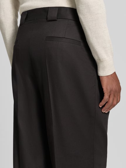 Männermodel trägt Modern Fit Anzughose aus Lyocell-Baumwoll-Mix Modell 'Tony243X' von HUGO, Herren Anzughose, Nahaufnahme Rückansicht.