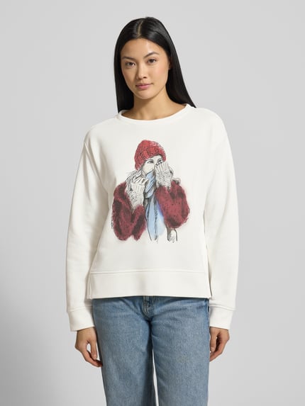 Modelka kobieca nosi Sweatshirt mit Motiv-Print und Rundhalsausschnitt od Milano Italy, biały kolor, bawełniany materiał, regular fit, widok z przodu, ujęcie całej sylwetki.