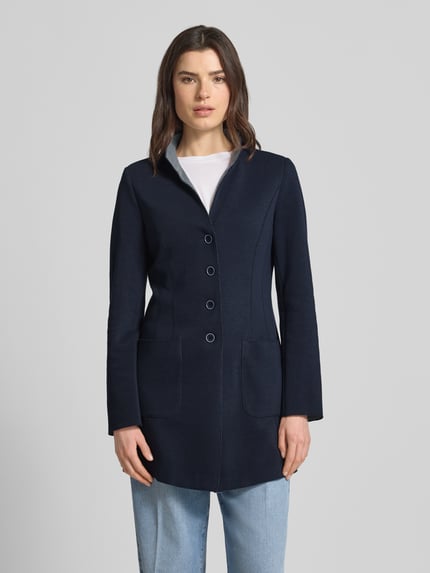 Frauenmodel trägt Blazer mit Stehkragen und Eingrifftaschen von WHITE LABEL in Dunkelblau, Baumwoll-Mix, taillierter Schnitt, Ganzkörperansicht von vorne. Rückenlänge 80 cm, Brustweite 45 cm, Ärmellänge 64 cm bei Größe 36.